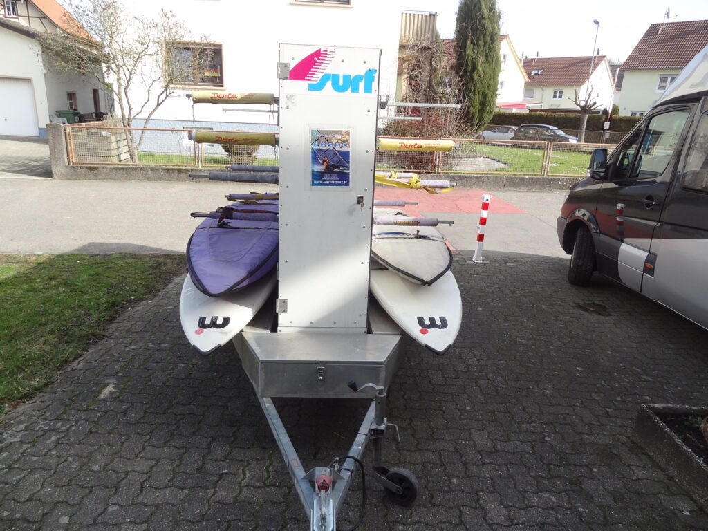 Surfanhänger und SUP-Anhänger von vorne zum Vermieten