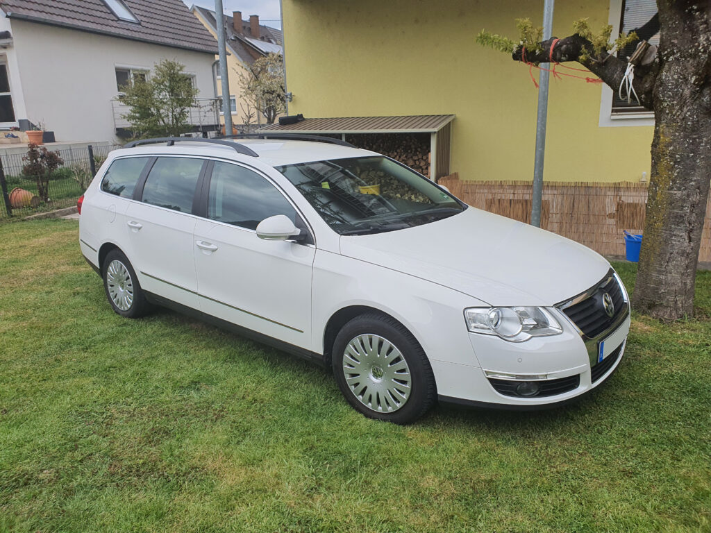 VW Passat in weiss von vorne zum Vermieten