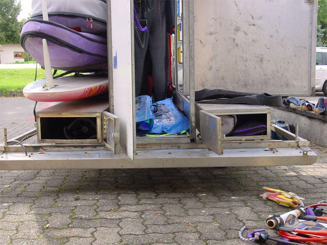 Surfanhänger und SUP-Anhänger in der Detailansicht zum Vermieten