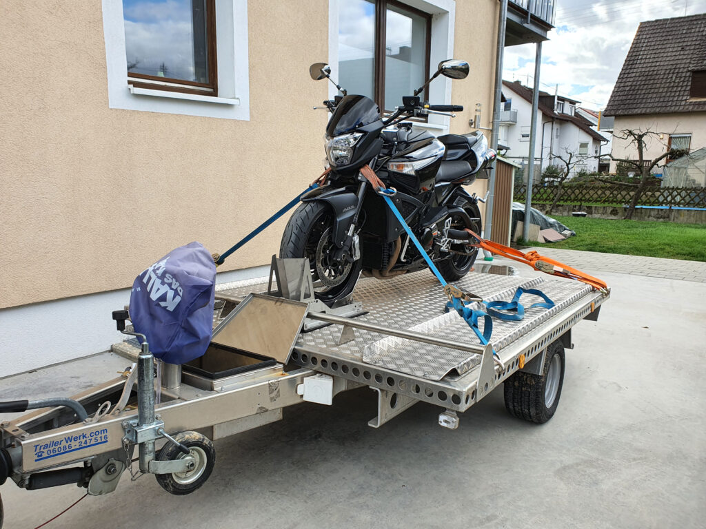Universalanhänger mit Motorrad zum Vermieten