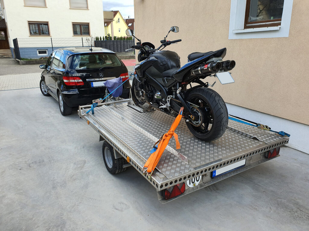 Universalanhänger von hinten mit Motorrad zum Vermieten