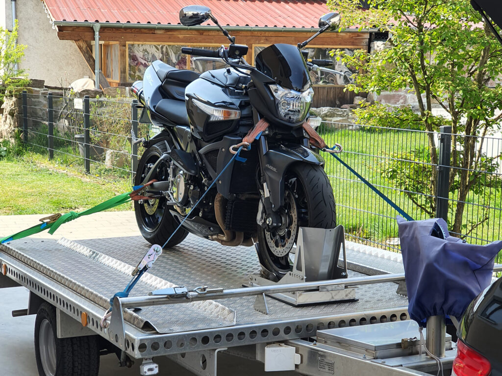 Universalanhänger mit Motorrad zum Vermieten