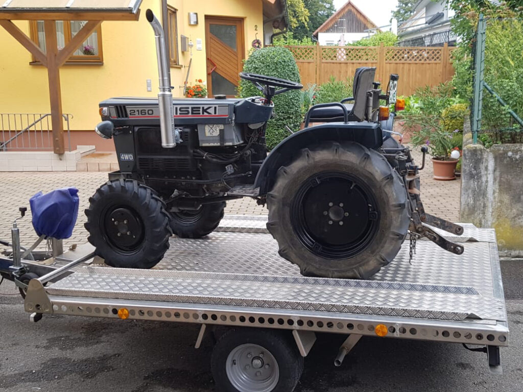 Universalanhänger mit Traktor zum Vermieten